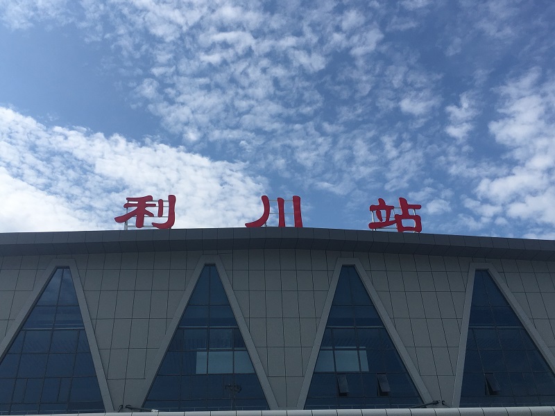 客運(yùn)車站進(jìn)、出站通道區(qū)有哪些靜態(tài)標(biāo)識(shí)？